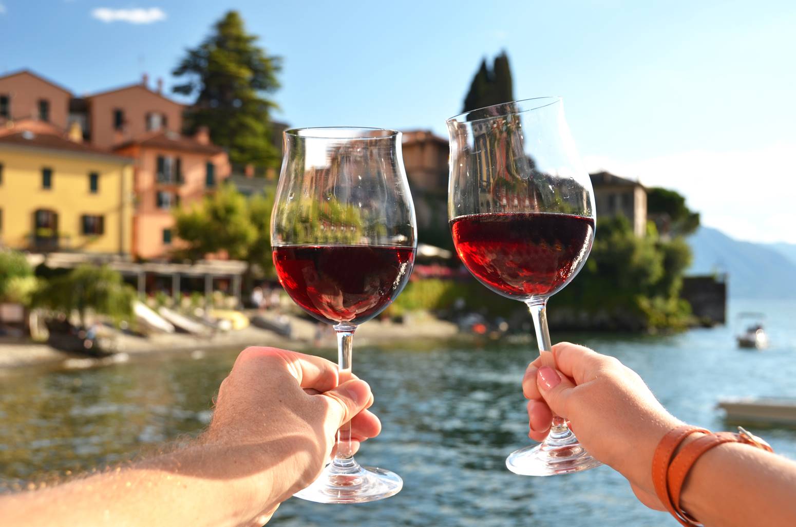 Due_bicchieri_vino_Varenna_lago_Como.jpg